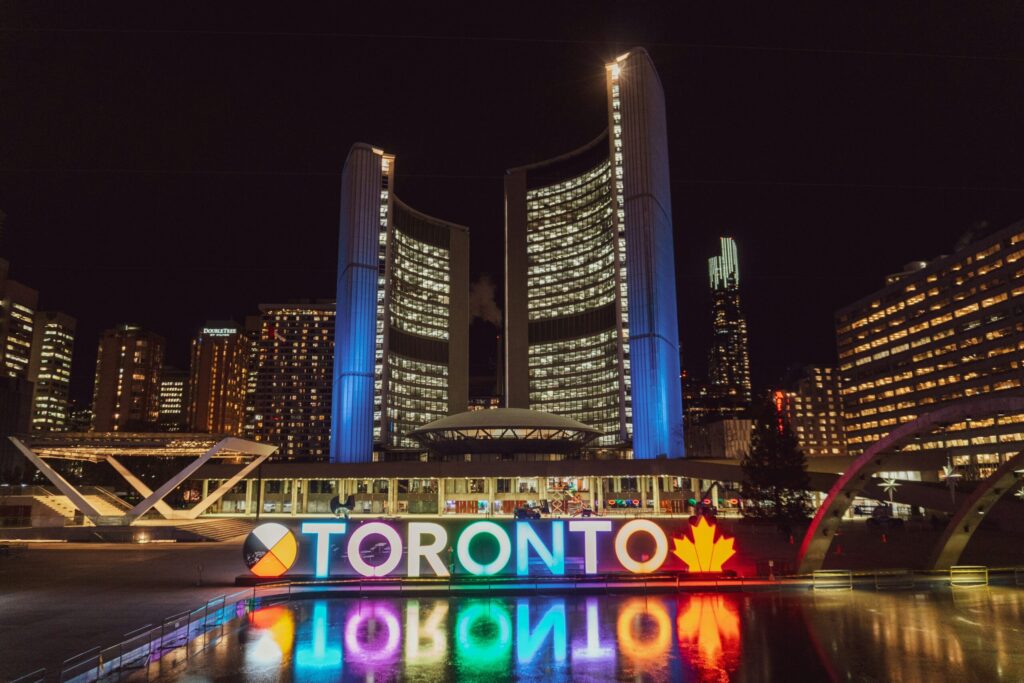 トロント市庁舎前のTORONTOサイン