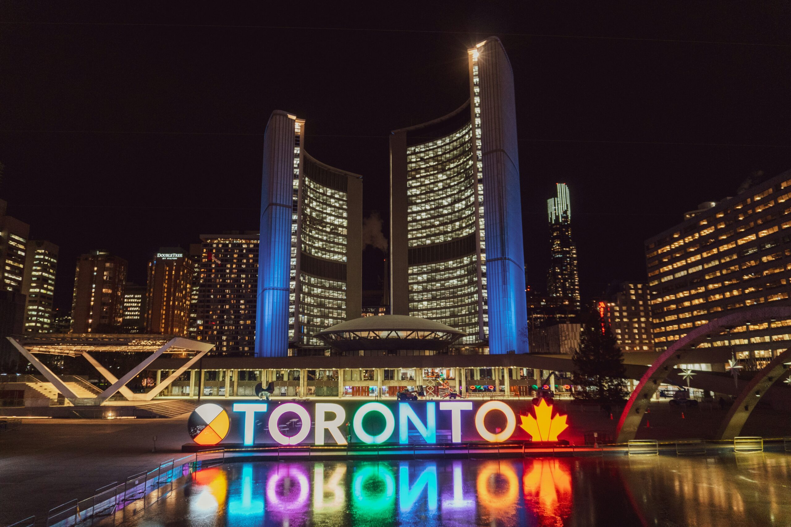トロント市庁舎前のTORONTOサイン