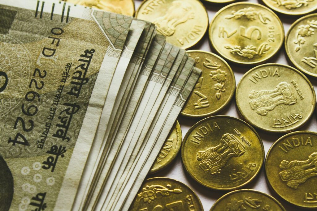 インドルピーの紙幣と硬貨