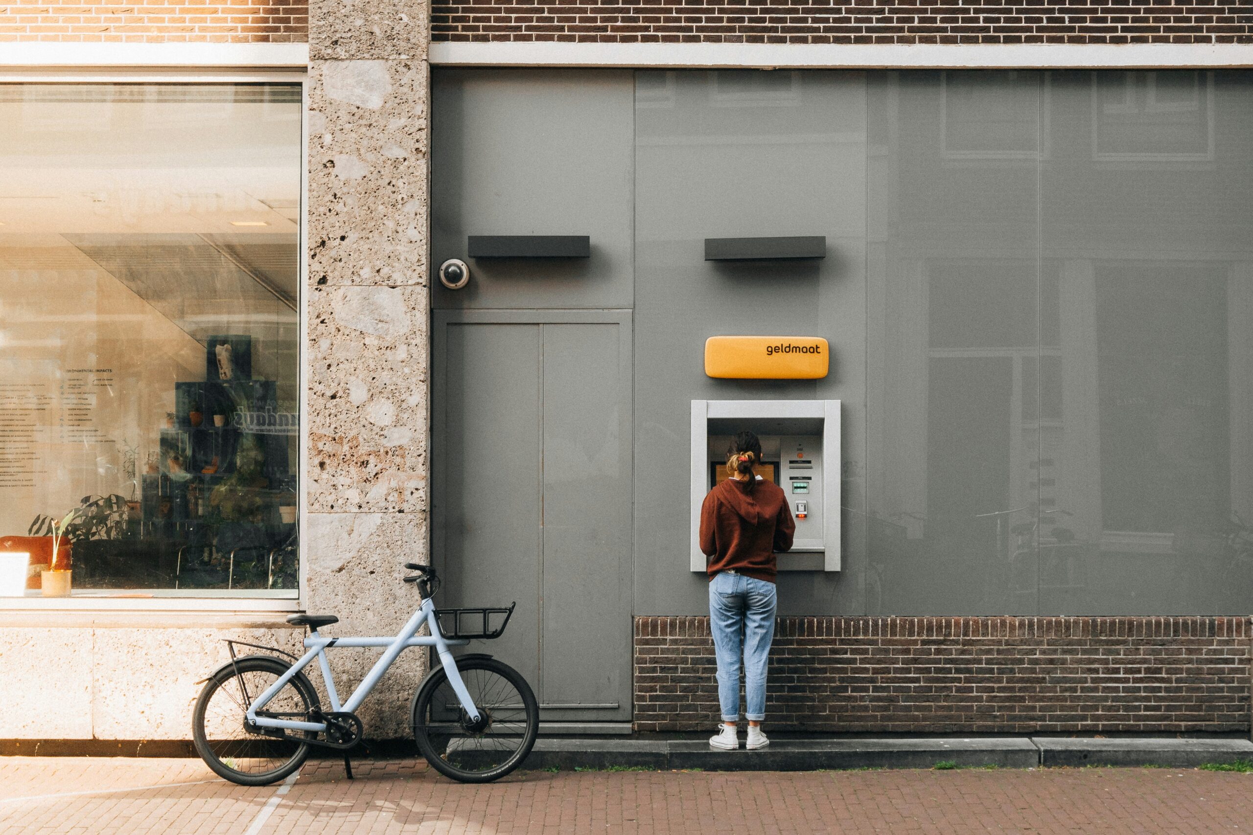 街中のATM(geldmaat)で女性が引き出すシーン(オランダ風景)