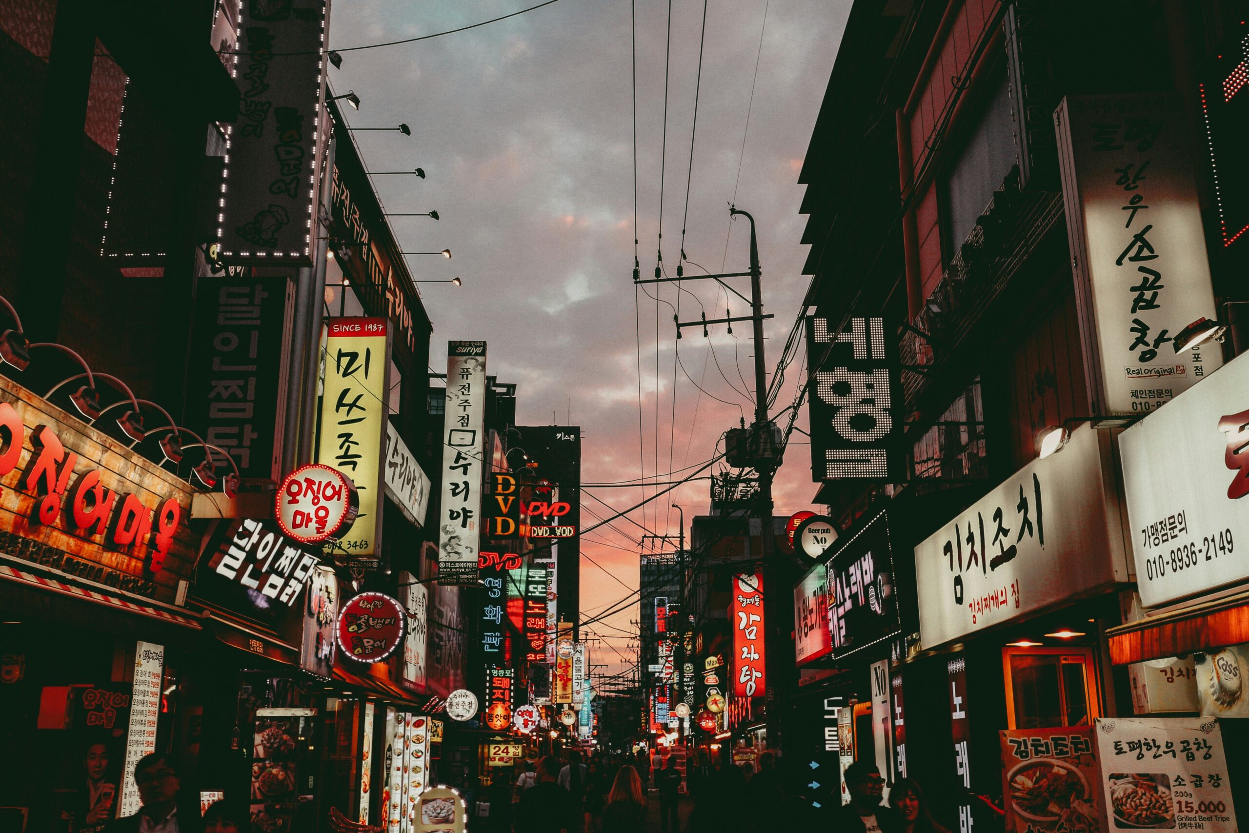 韓国の繁華街の夕暮れ