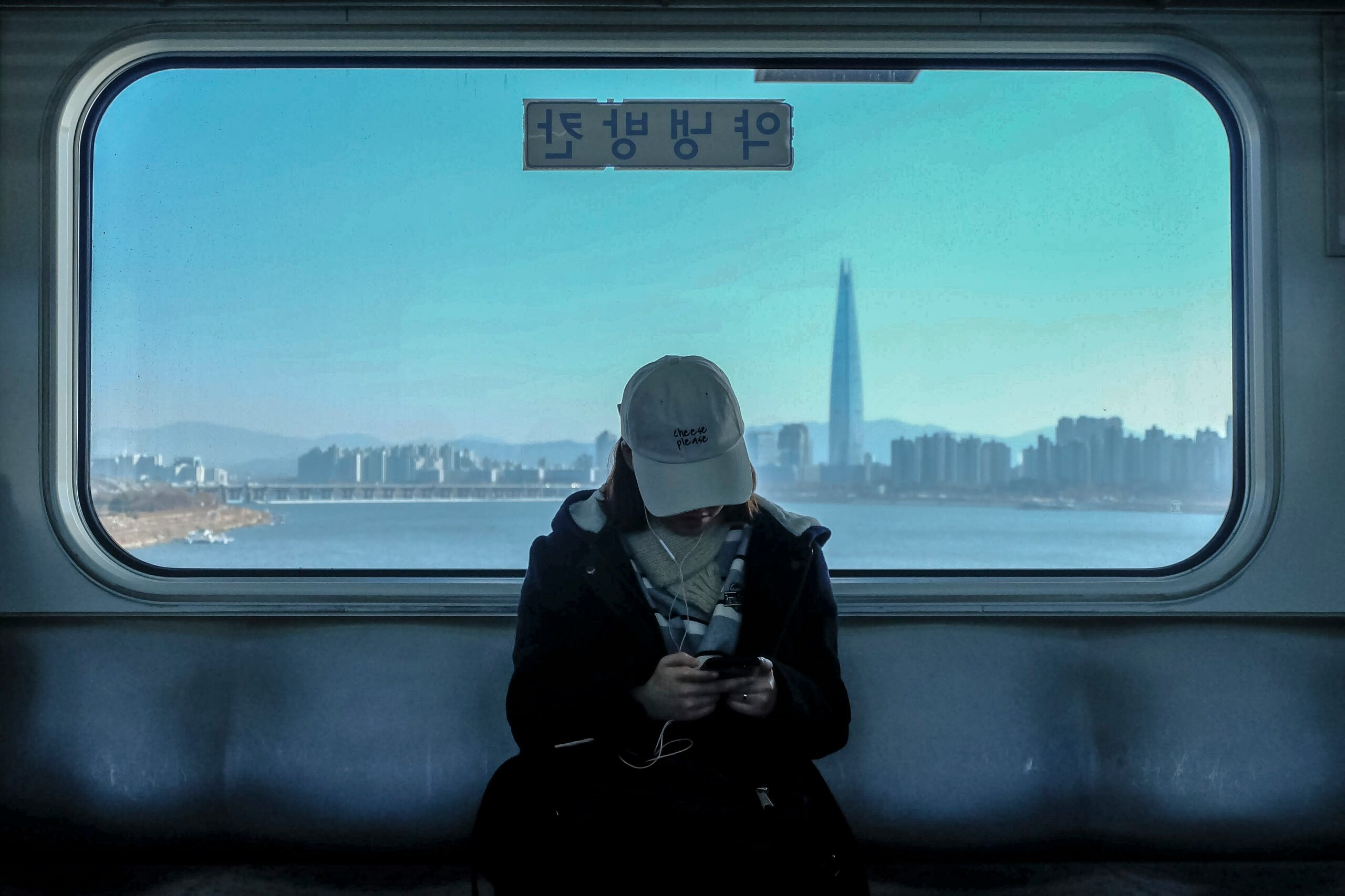韓国の地下鉄でスマホを操作する人