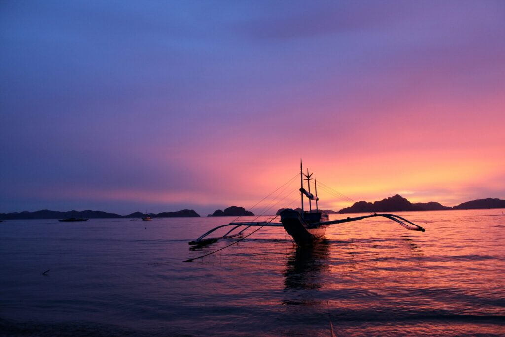 フィリピンの夕焼けと小舟
