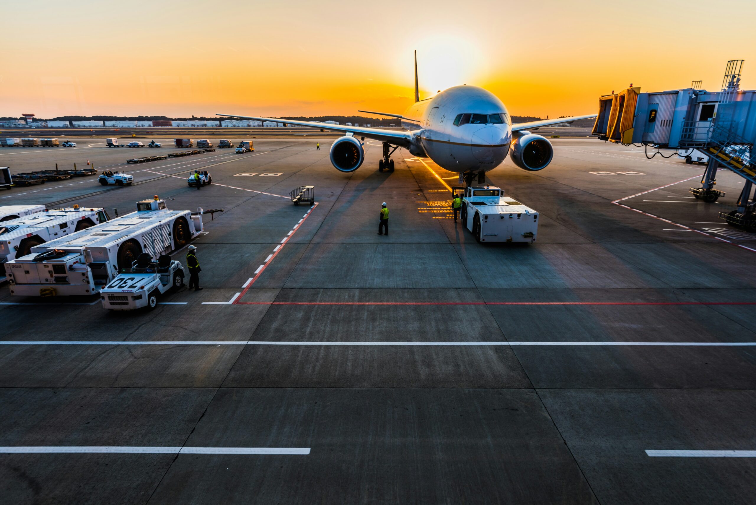 夕日と空港駐機場の旅客機