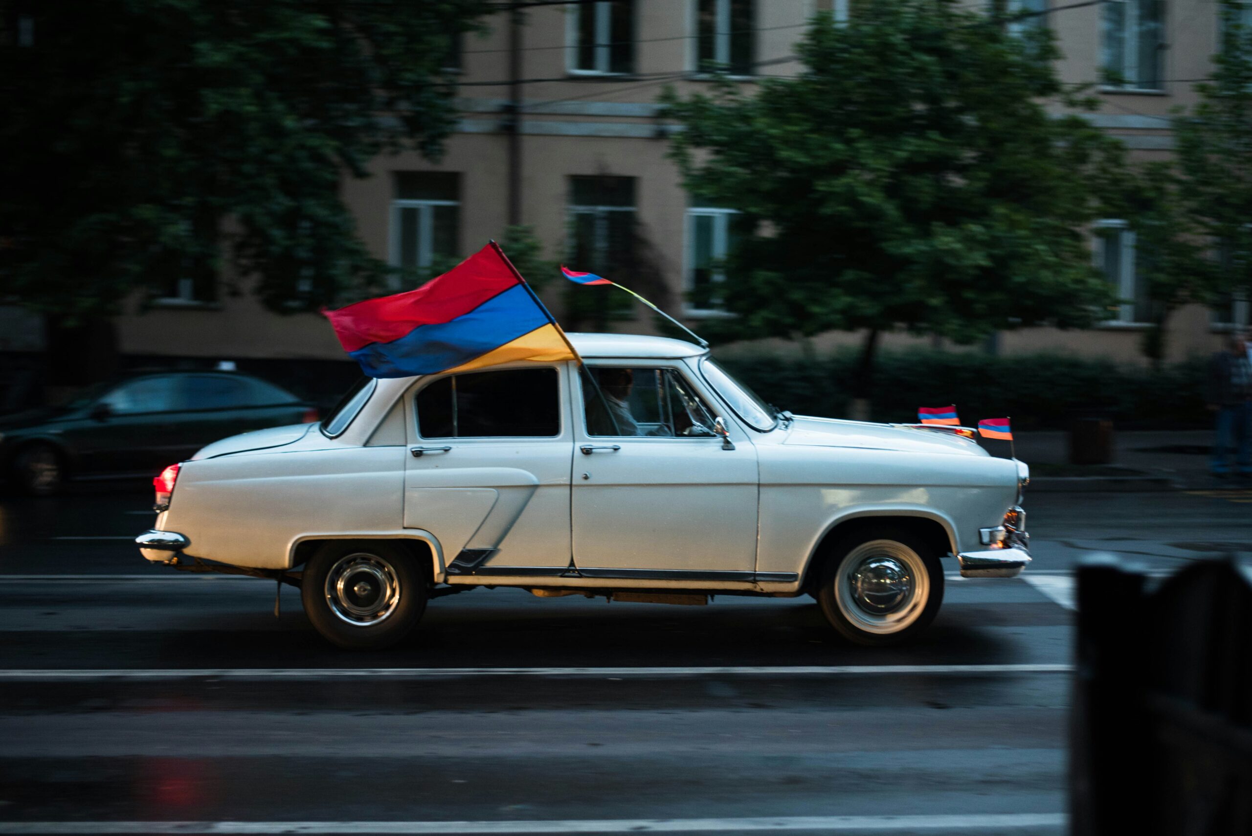 街中を走るアルメニア国旗を掲げた車