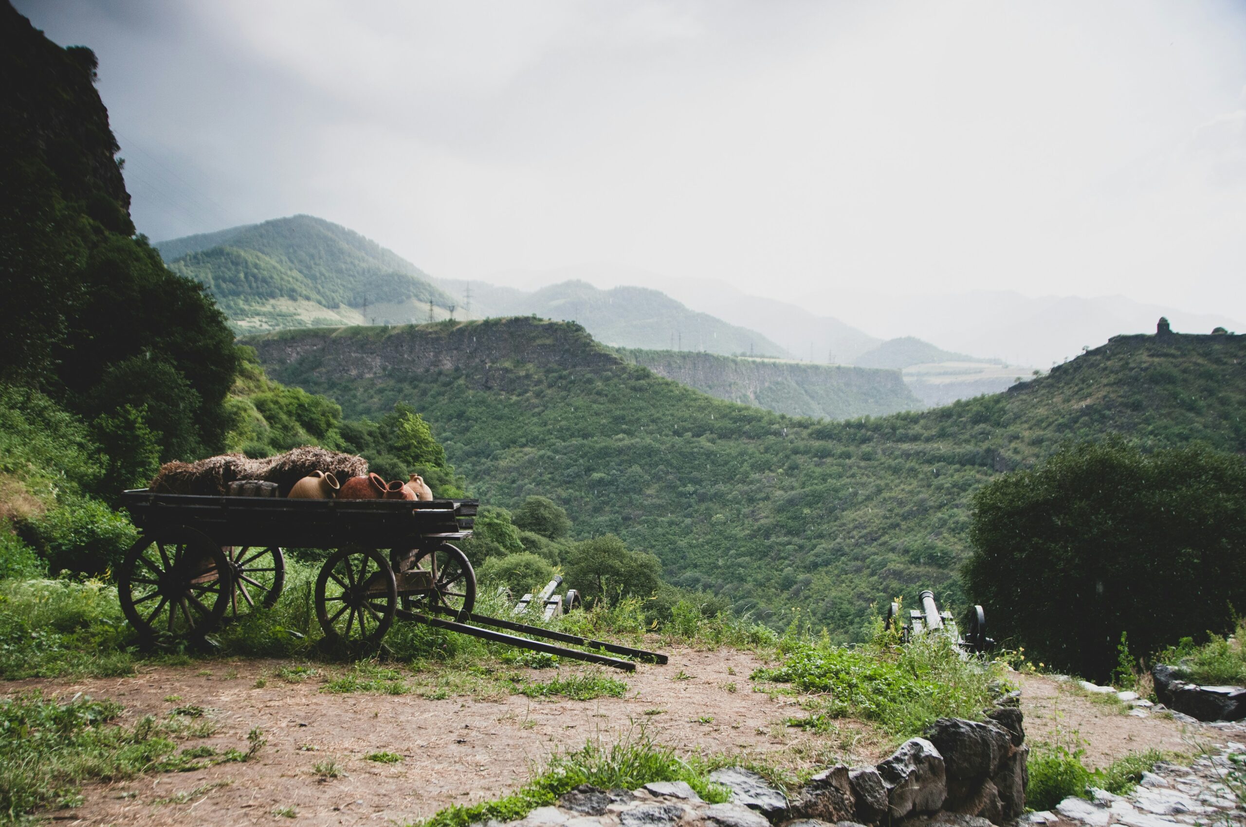 山岳と荷車のあるアルメニアの風景