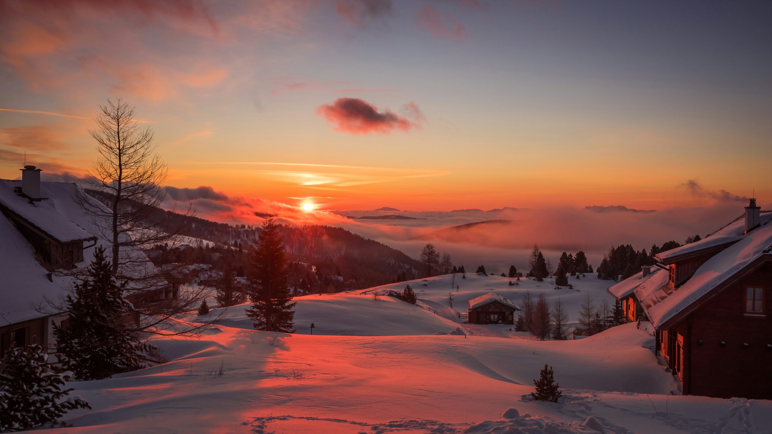 オーストリアの雪山の夕日