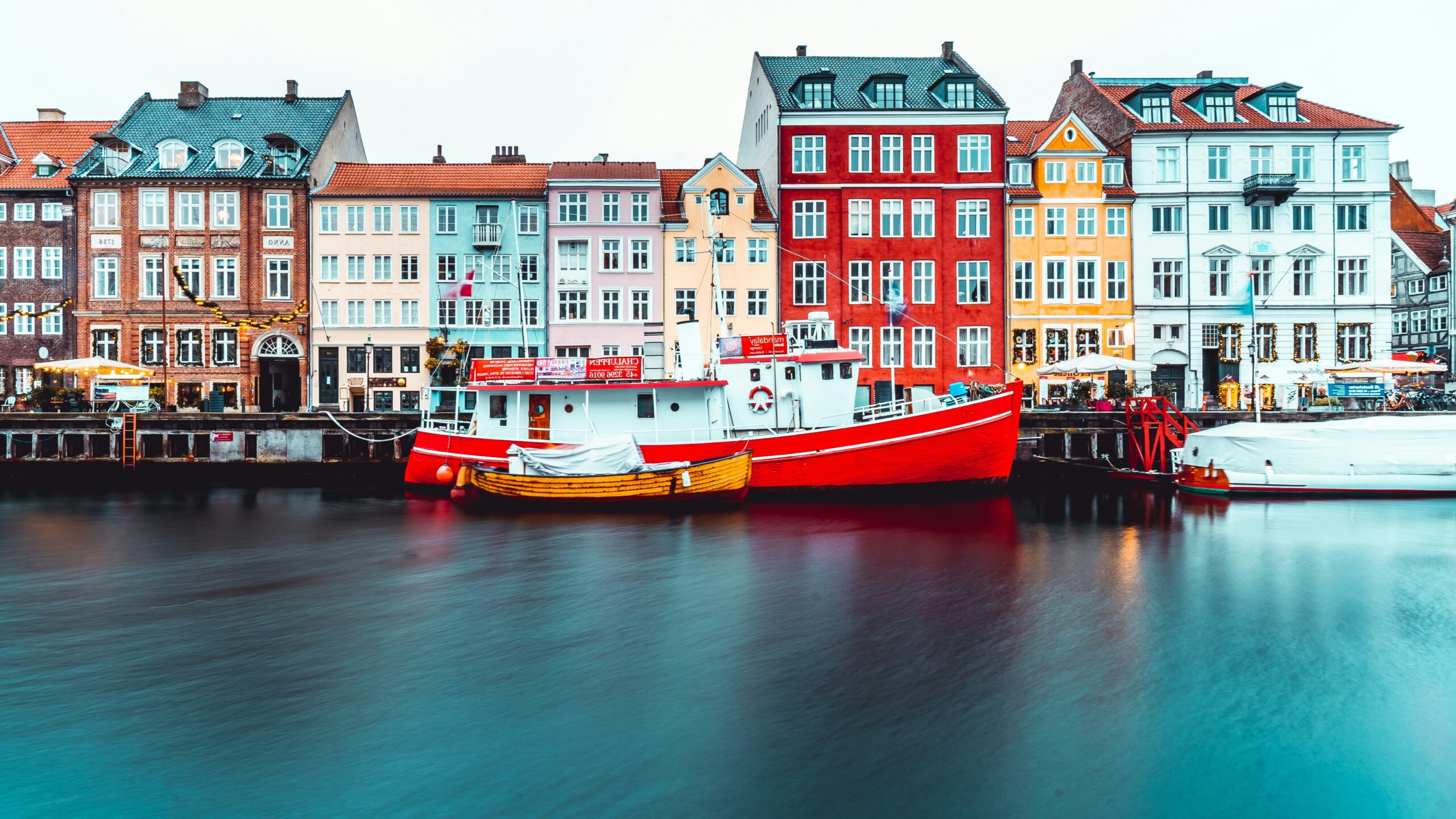 ニューハウンのカラフルな建物と赤い船