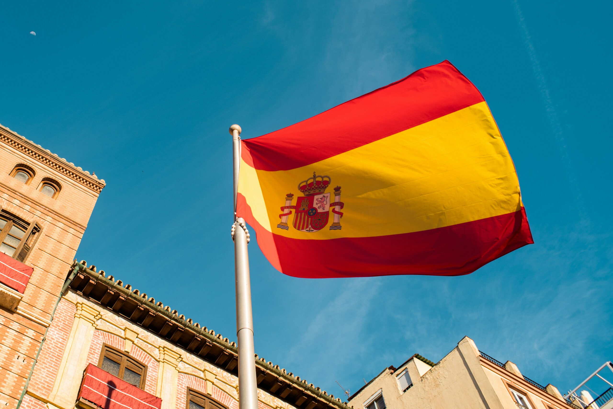 青空とスペイン国旗