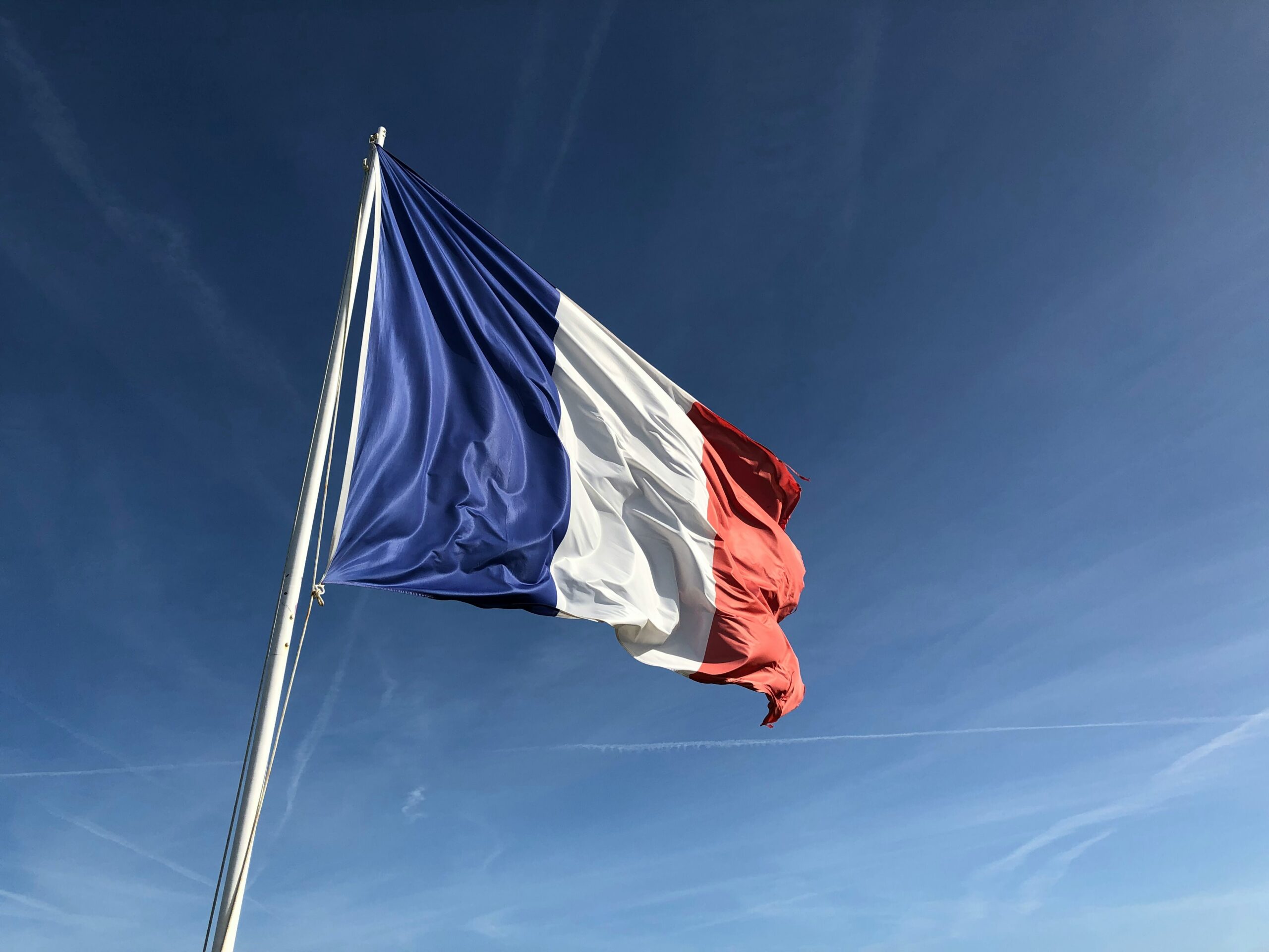 青空と風になびくフランス国旗