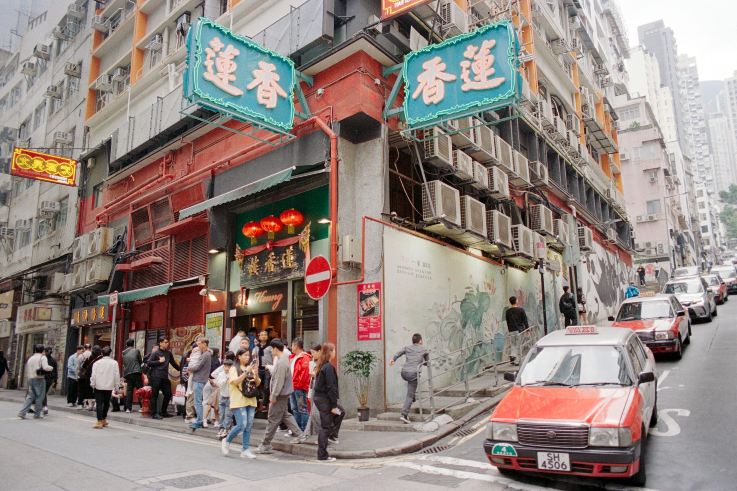 香港の街角と赤いタクシー