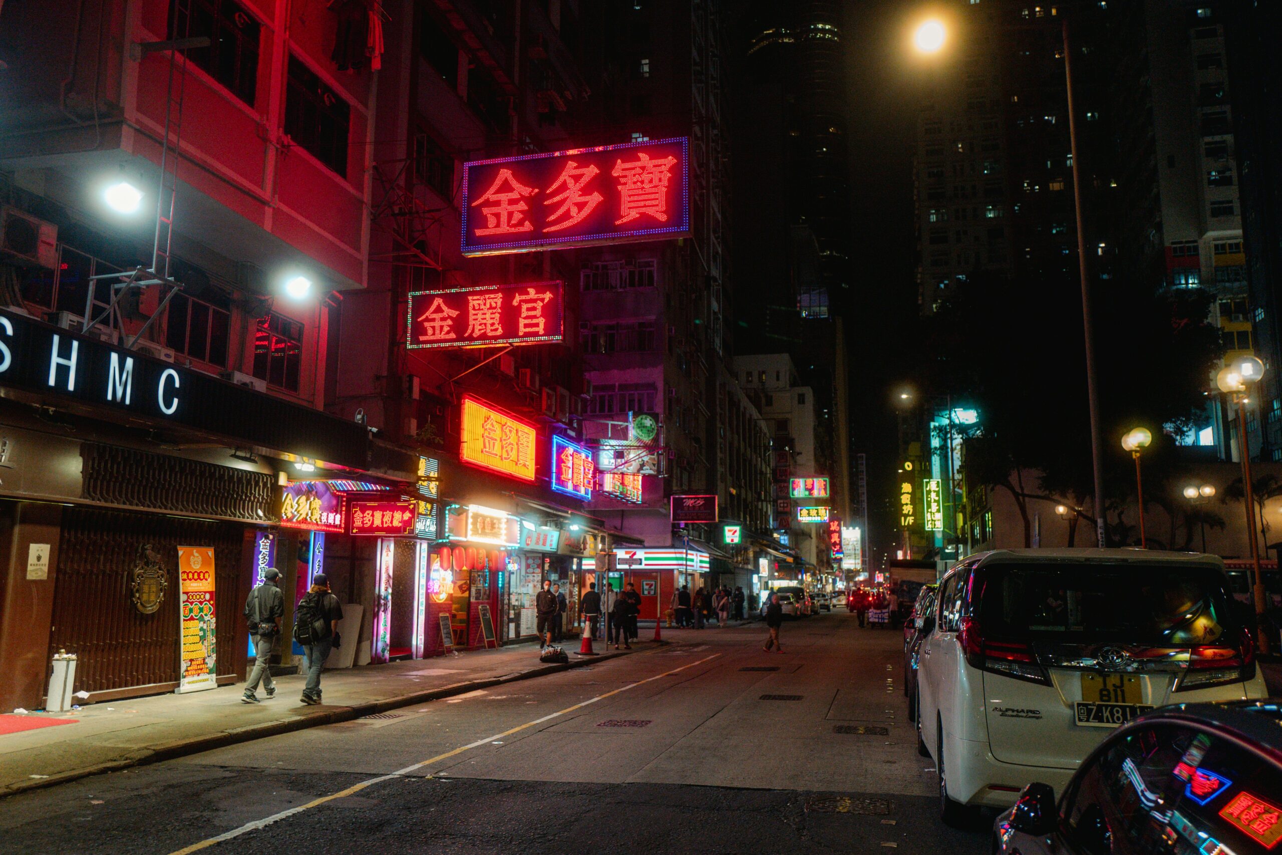 夜の香港のネオンが灯る通り
