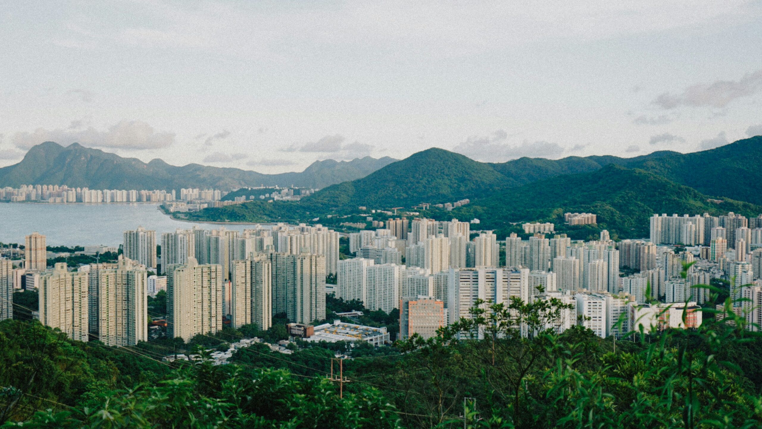 香港の集合住宅群と山と海の景色