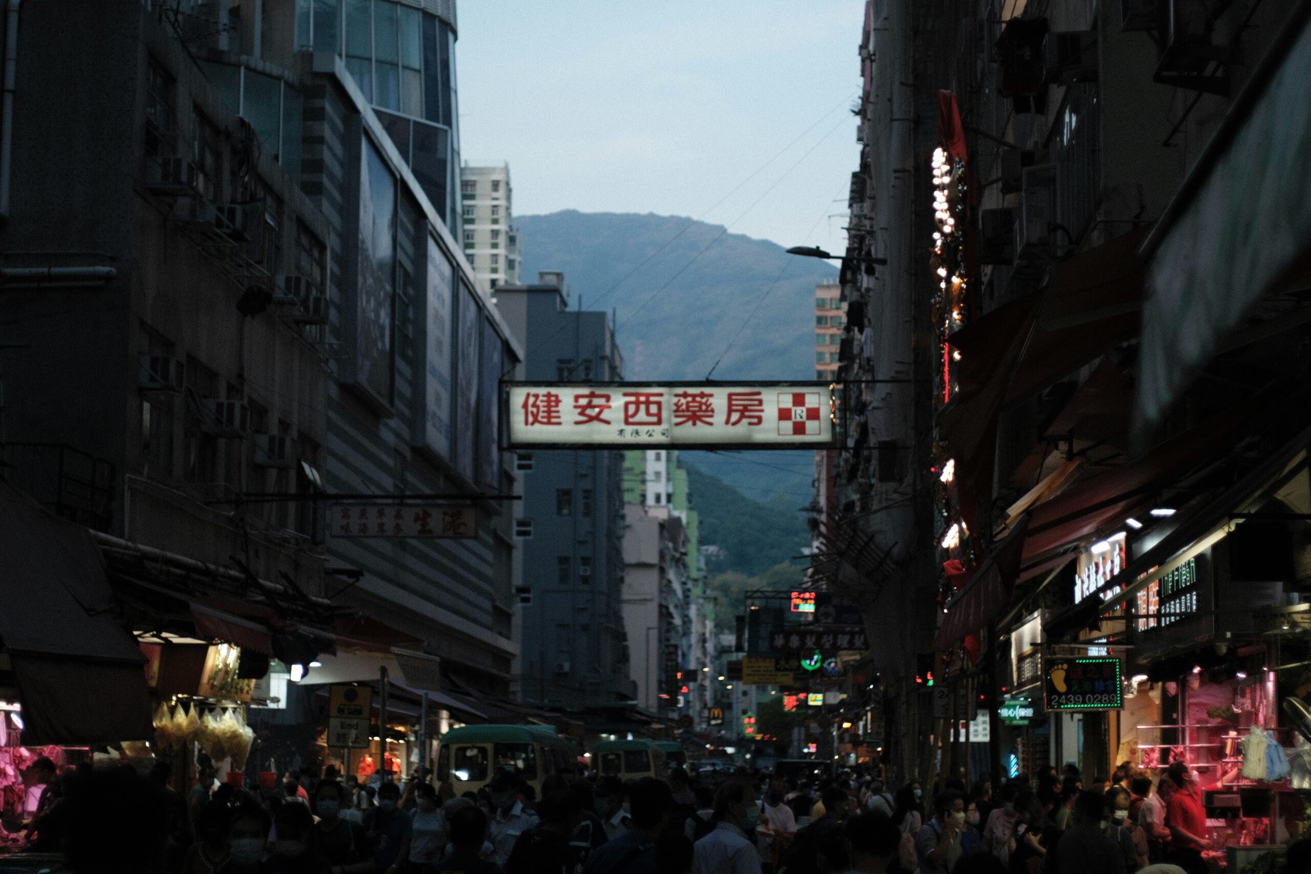 夕方の香港の街並みと山