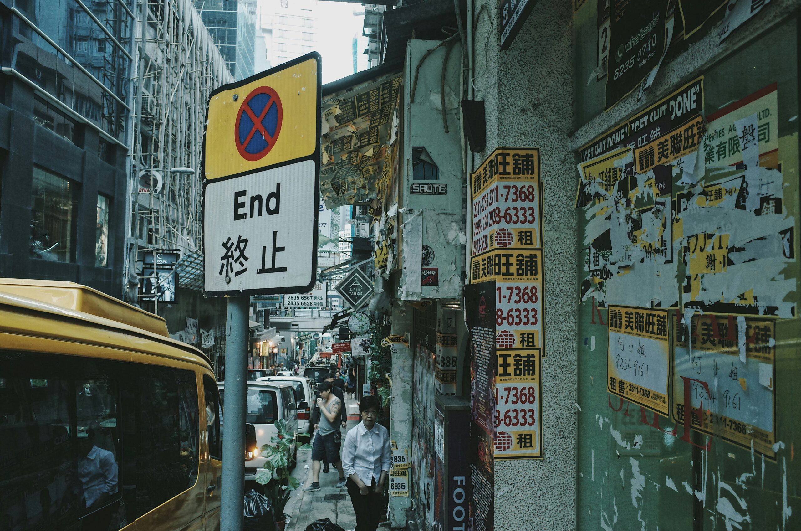 香港の街角の標識と路地