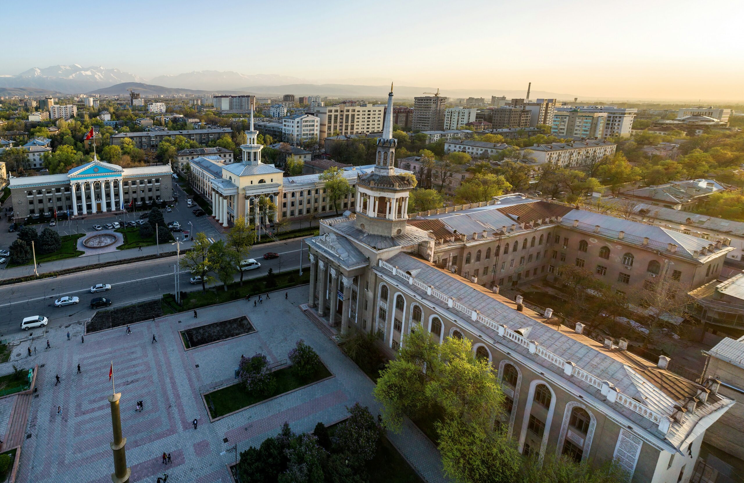 ビシュケク中心部の広場と街並み