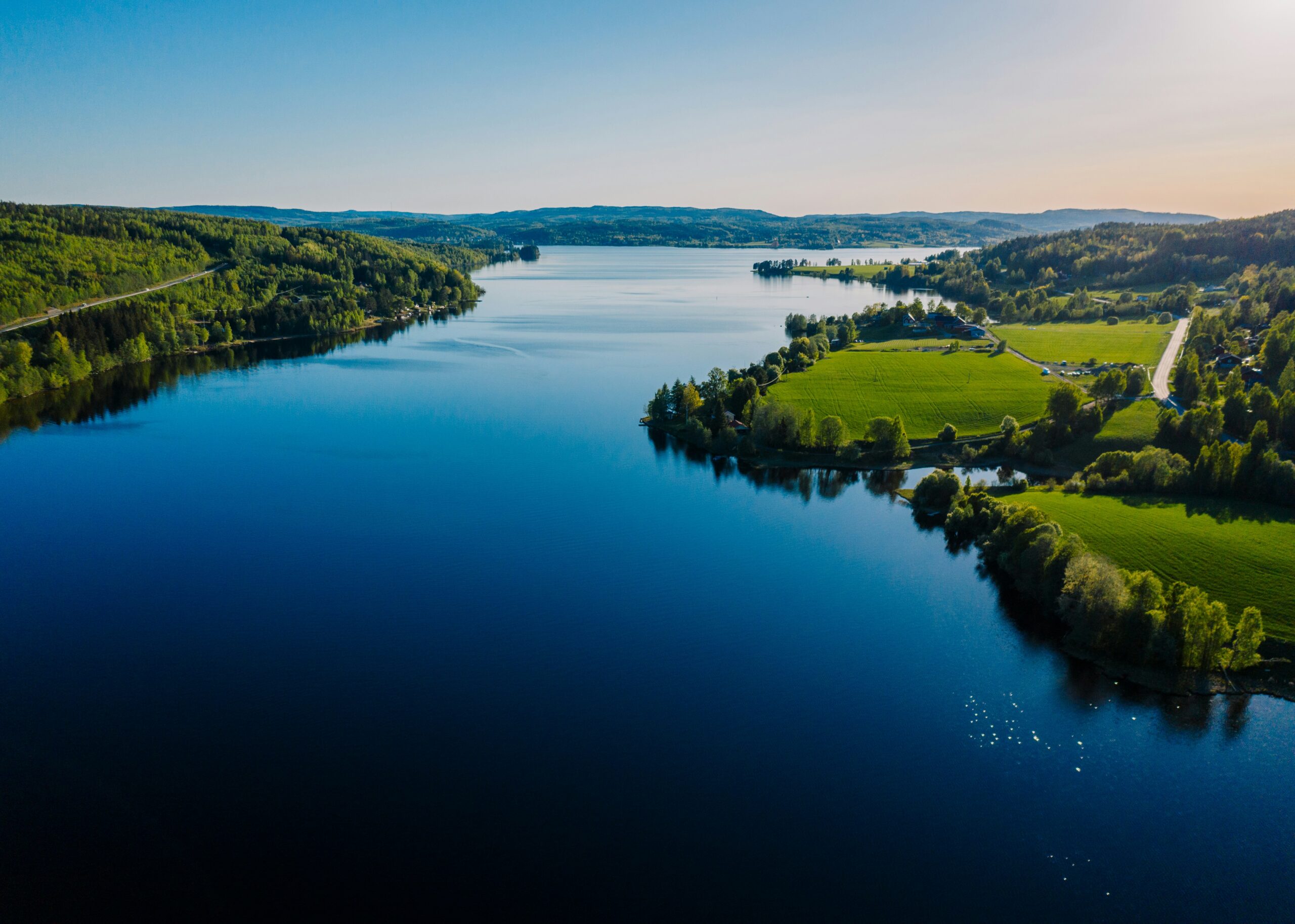 スウェーデンの青い湖と森の空撮