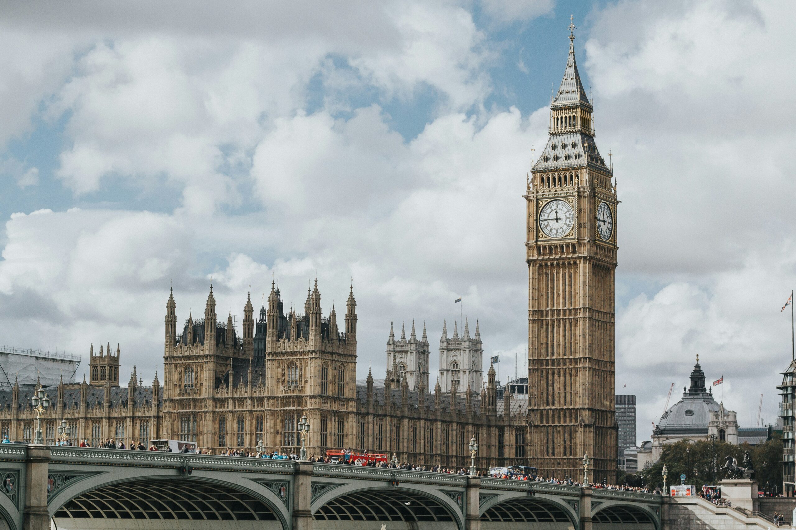 ロンドンのビッグベンと国会議事堂