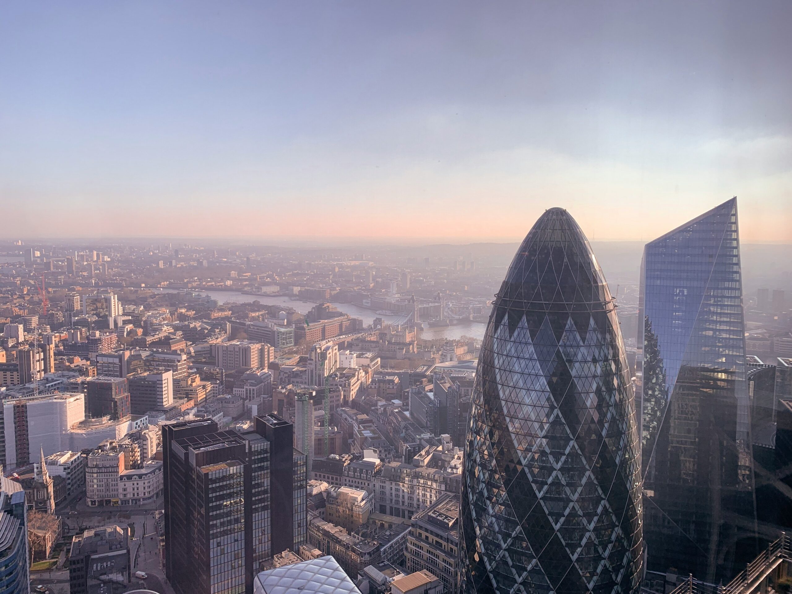 ロンドン金融街のガーキンとシティ