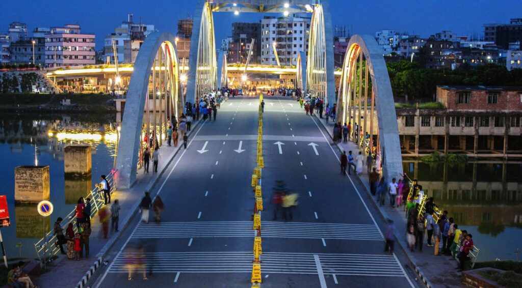 夕暮れのアーチ橋と街の明かり