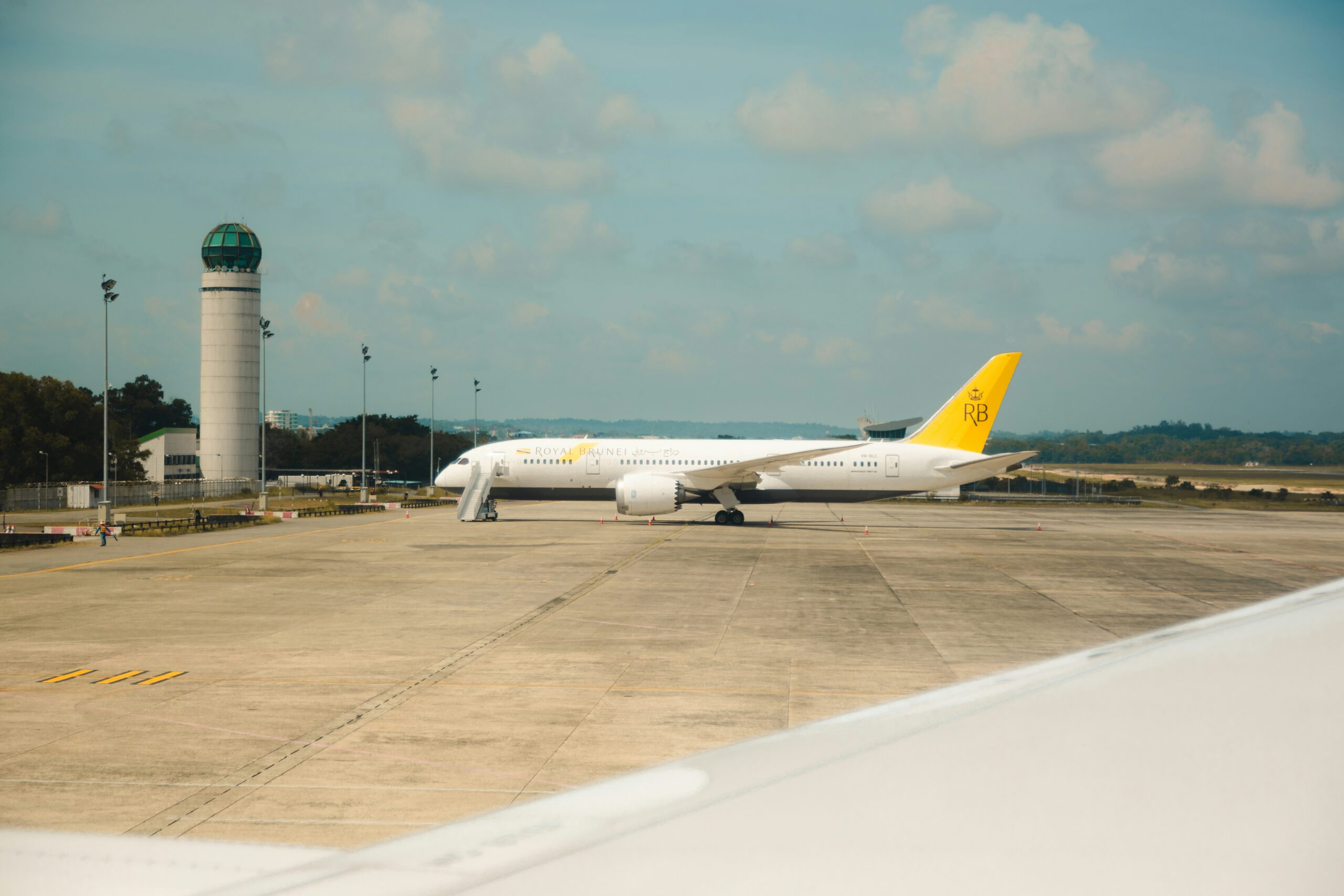 ブルネイ国際空港の駐機場とロイヤル・ブルネイ航空機