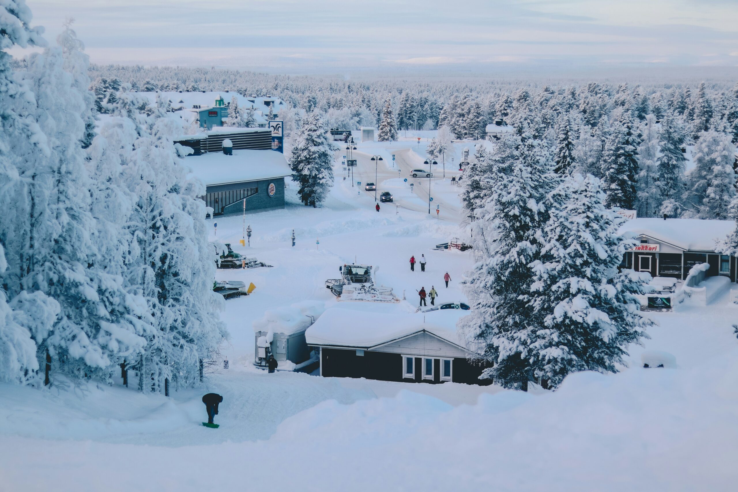 雪景色の町並みと道路